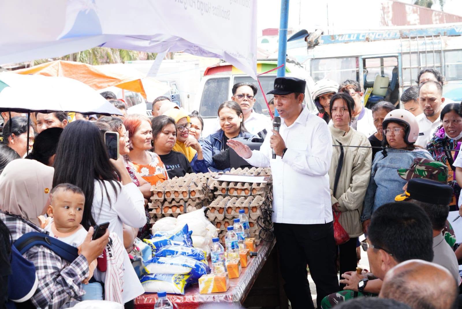 Tekan Inflasi dan Jaga Stabilitas Harga, Bupati Taput Buka Gerakan Pangan Murah di Pasar Tarutung