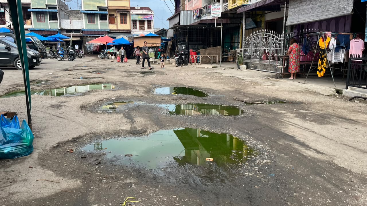 Jalan di Onan Porsea Rusak dan Banyak Genangan Air