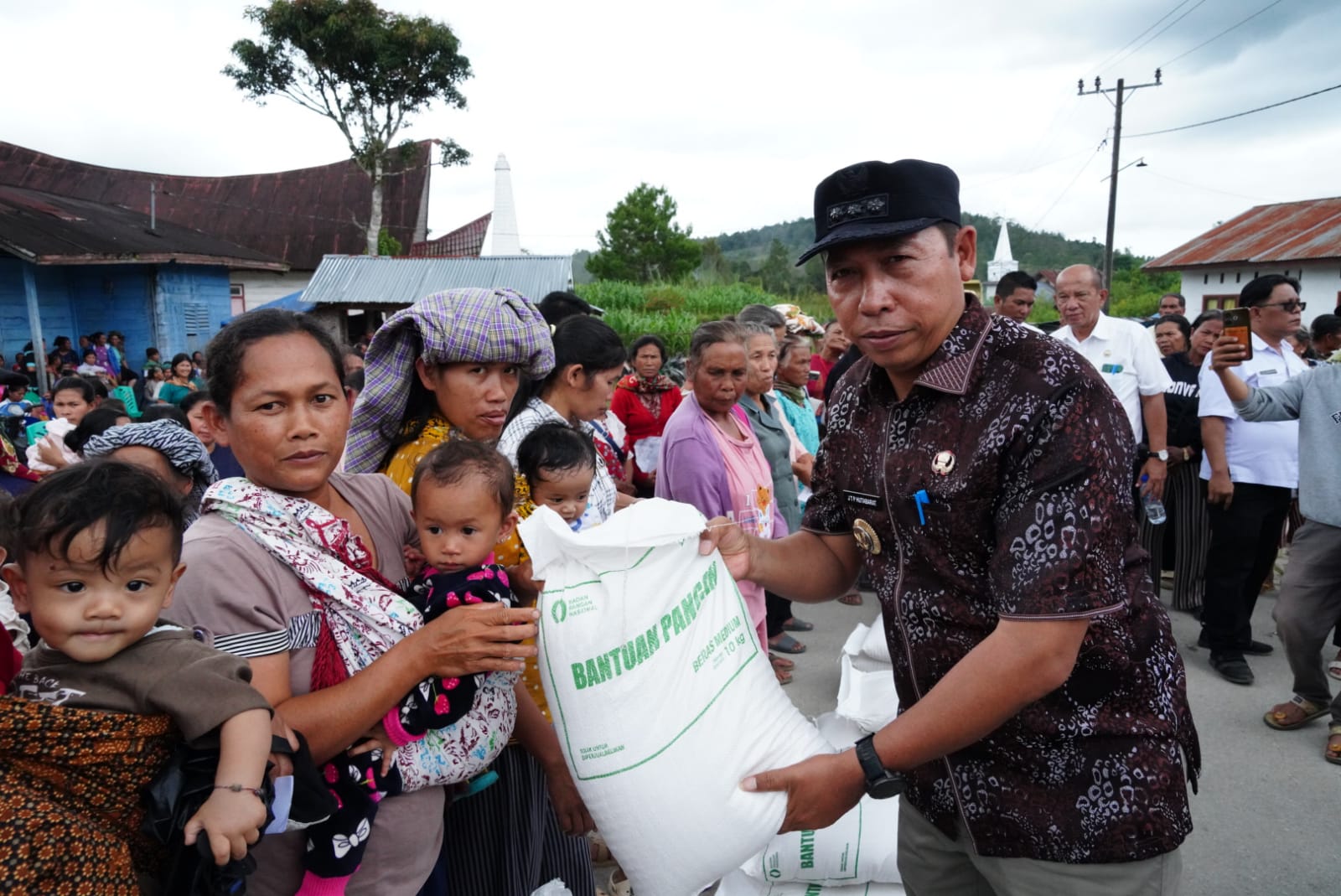 Bupati Taput Salurkan Bantuan Pangan Untuk Ribuan Keluarga di Sipoholon
